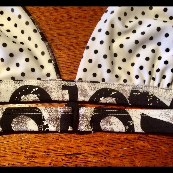 Reversible Roxy bikini top. - Picture 3 of 4